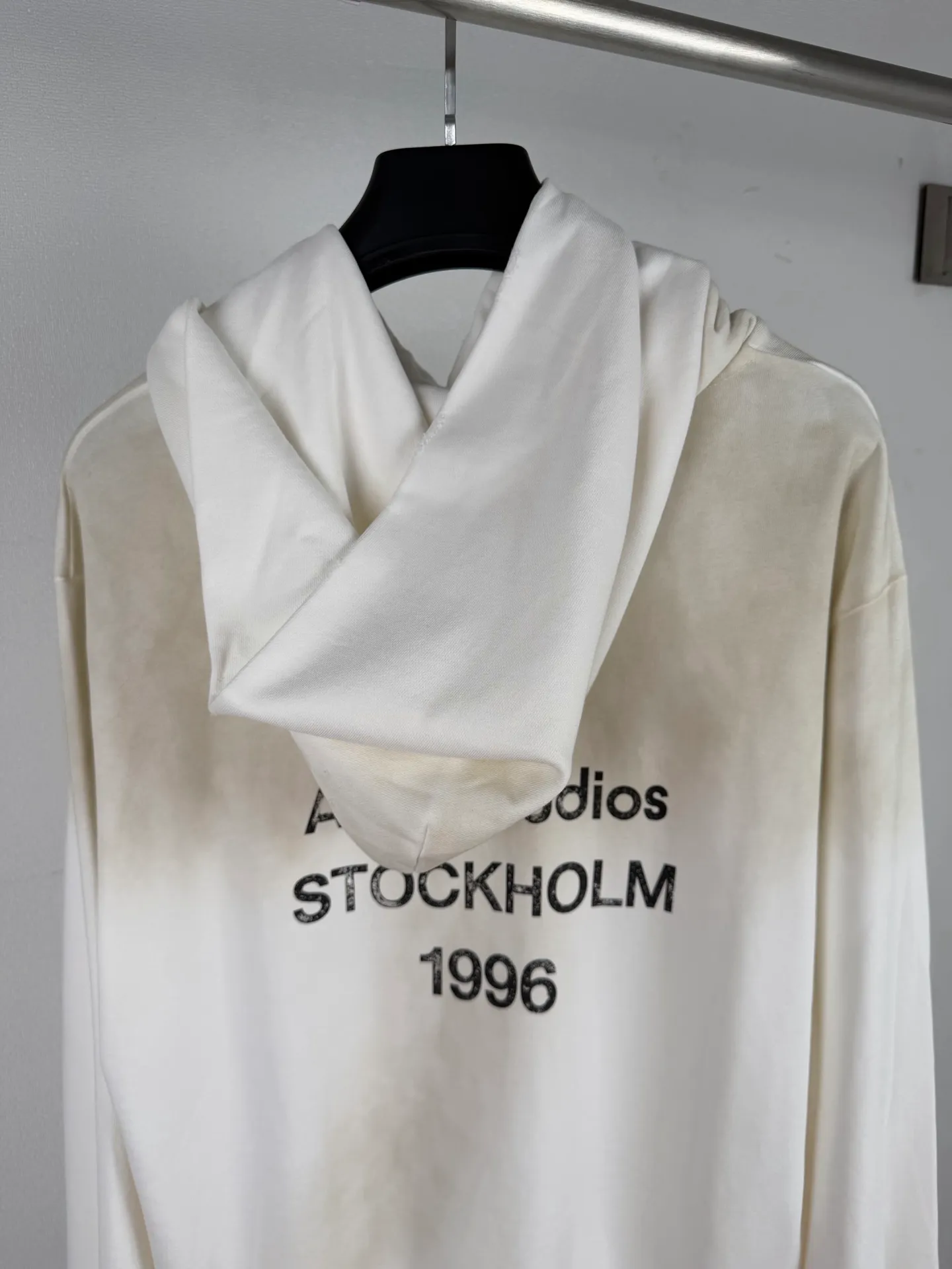 ACNE Studios spray-painted distressed logo-printed hooded sweatshirt. Customized air-oxygen soft cotton blend. Soft and delicate, comfortable and skin-friendly. Night mist charcoal Black tone is advanced and cool. It has a relaxed and noble aura. The loose shoulder silhouette stretches casually. The raw hem outlines the casual lines of Retro. The Acne Studios STOCKHOLM logo on the back is worn. Silent embellishment. The Classic logo is low-key engraved with brand genes. Exquisitely blending street luxury texture and Scandinavian minimalist aesthetics in a relaxed posture, highlighting the high-end aesthetic core of Nordic luxury. Process 1: Using glue printing technology. The chest printing has been modified three times with the film screen. Use glue liquid paint to print the pattern on the fabric. Bake the fabric to fix the printed pattern. Technique 2: Gradient distressed spray-on process. By spraying dyes of different colors on the surface of the fabric, the clothing can show rich color changes under different lights, increasing the visual layering. Process 3: Many parts of the body of the garment are frayed by pure manual regular positioning and manual brushing to add texture and depth to the surface of the clothing to imitate the texture of natural wear. Process 4: The fabrics have been fermented and washed to give a better feel and texture. It is not easy to deform, not easy to shrink, not easy to fade, and maintains long-term beauty. Accessories: Customized 1:1 Acne trademark. Version: Loose version. Size: S M L XL